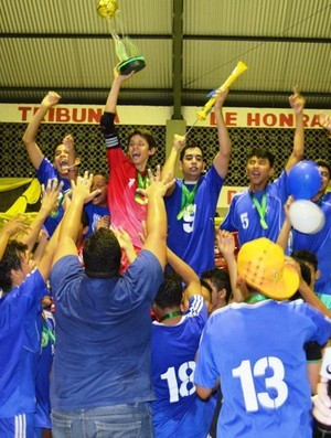 Vivaz goleia e comemora conquista da XII Taça Roraima de Futsal Sub-17